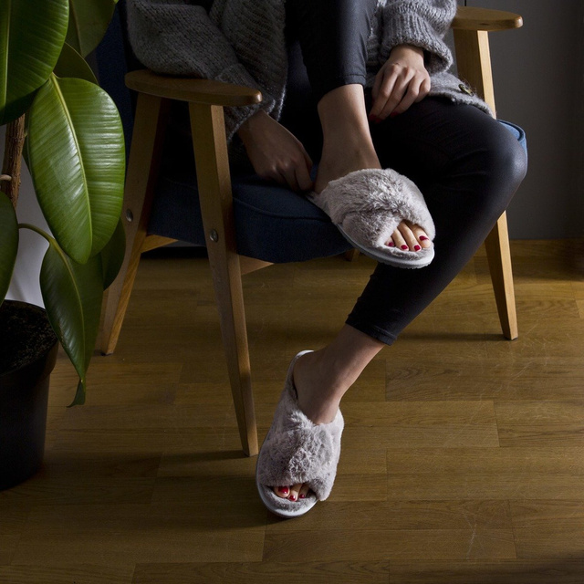 Kapcie Damskie Szare z Paskami