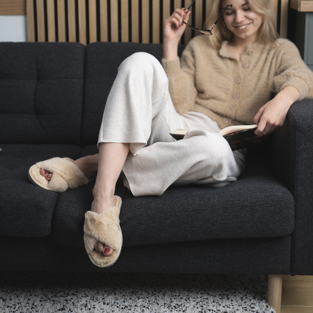 Kapcie Damskie Beżowe z Paskami